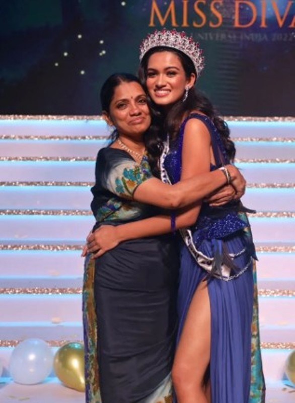 Pragnya Ayyagiri with her mother