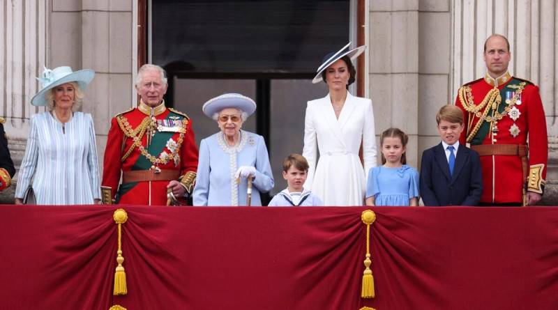 Queen Elizabeth II with family members on the balcony of Buckingham Palace during the Queen's Platinum Jubilee celebrations in London in 2022.