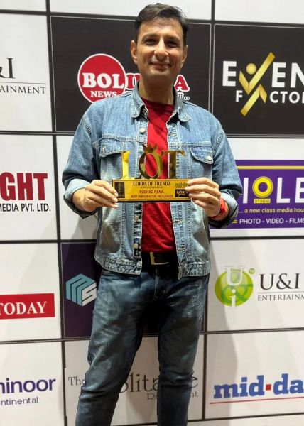 Rushad posing with his Most Famous ActorInfluencer Award at the Lords of Trendz Achievement Awards 2022