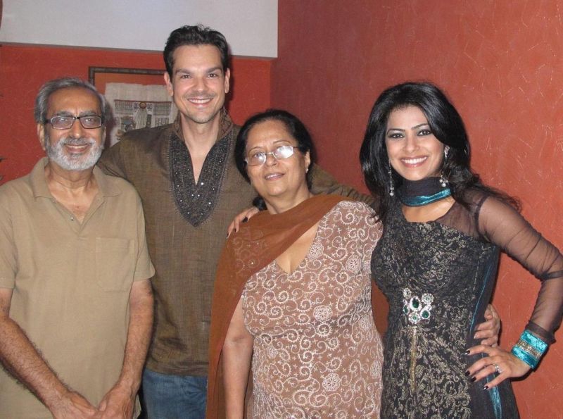 Sweta Keswani along with her parents and husband