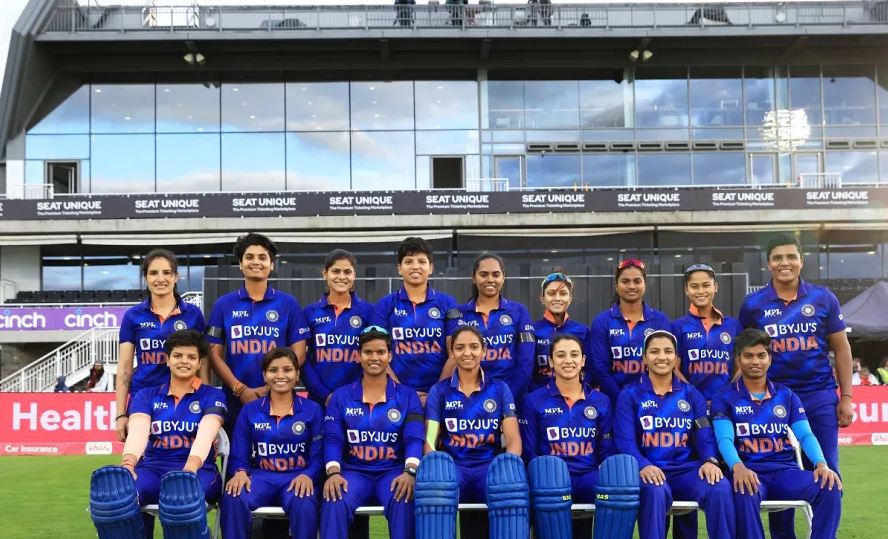 Taniya Bhatia with the Indian squad before the finals of the T20 series against England in 2022