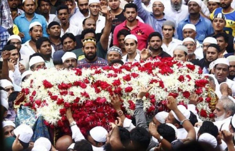 The funeral of Yakub Memon (2015) - Yakub's body carried by people outside his residence in Mumbai