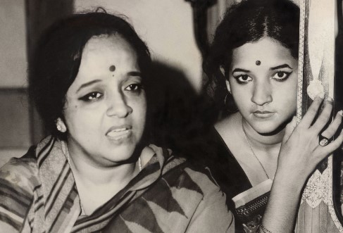 Viji Subramaniam with her mother (singing)