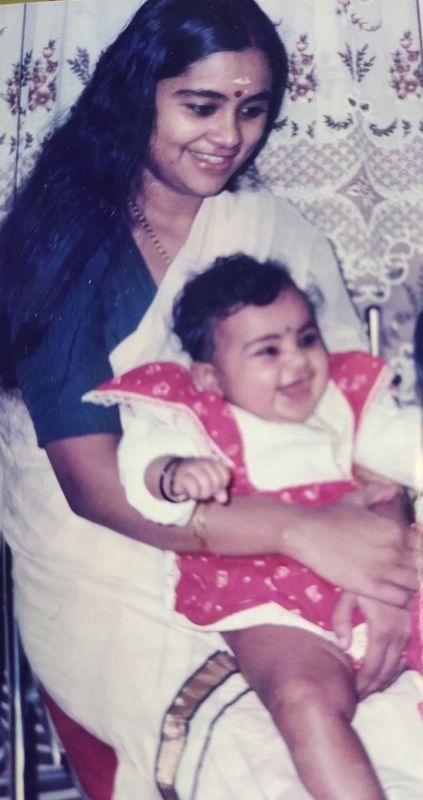 Childhood picture of Darshana Rajendran with her mother