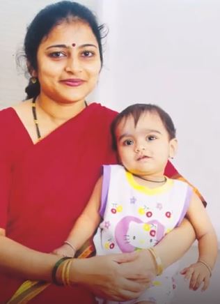 A childhood picture of Saloni Pawar with her mother
