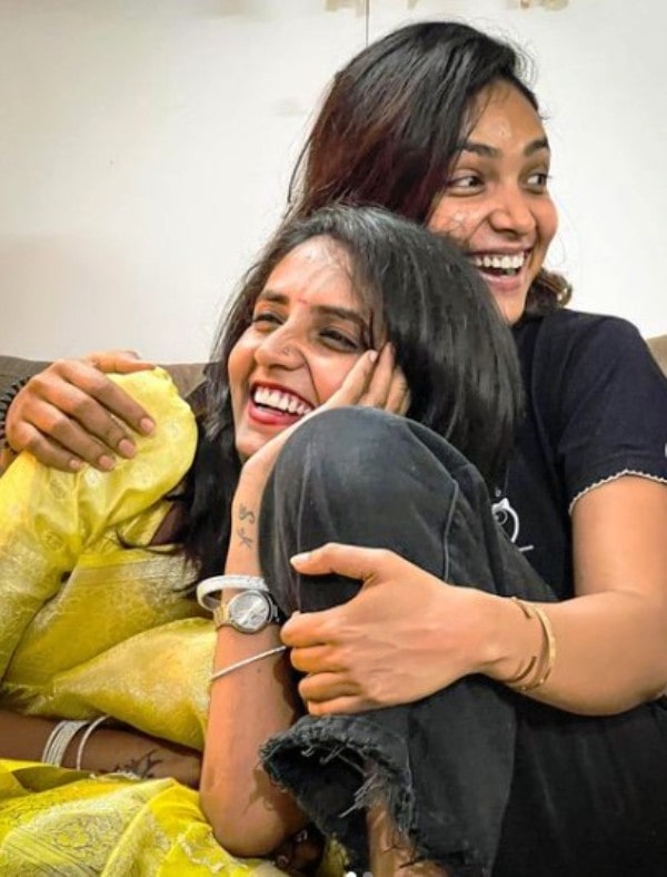A photo of Anupama Gowda with her sister Tejaswini Anandkumar