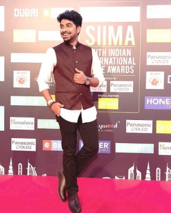 A photo of VJ Kathirravan taken on the red carpet at the South Indian International Movie Awards (SIIMA)