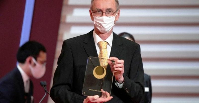 A photo of Svante Pääbo with his Japan Prize