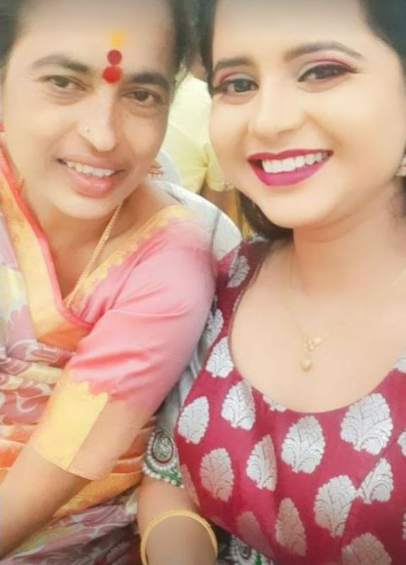 A picture of Kavyashree with her mother