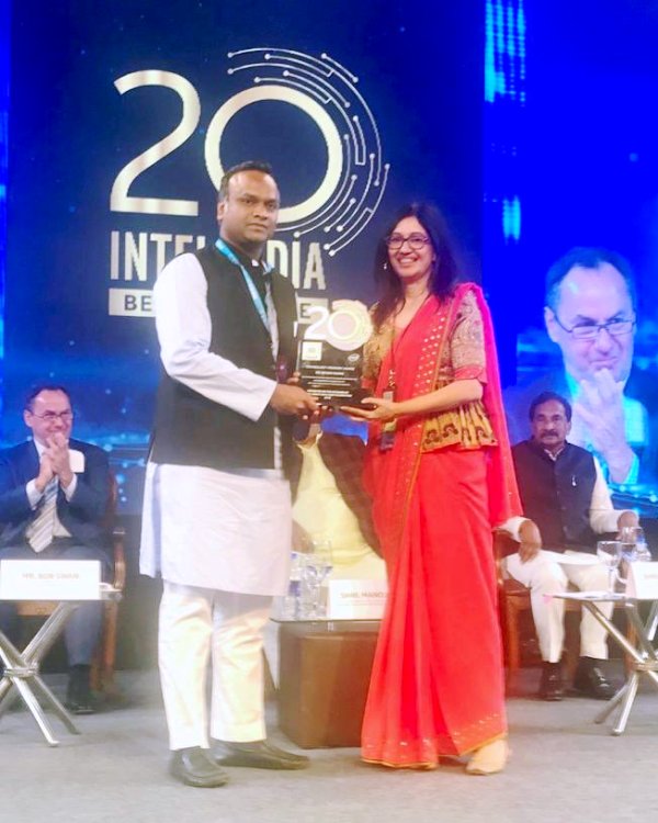 A picture of Priyank Kharge receiving Intel’s Technology Visionary Award (2018)