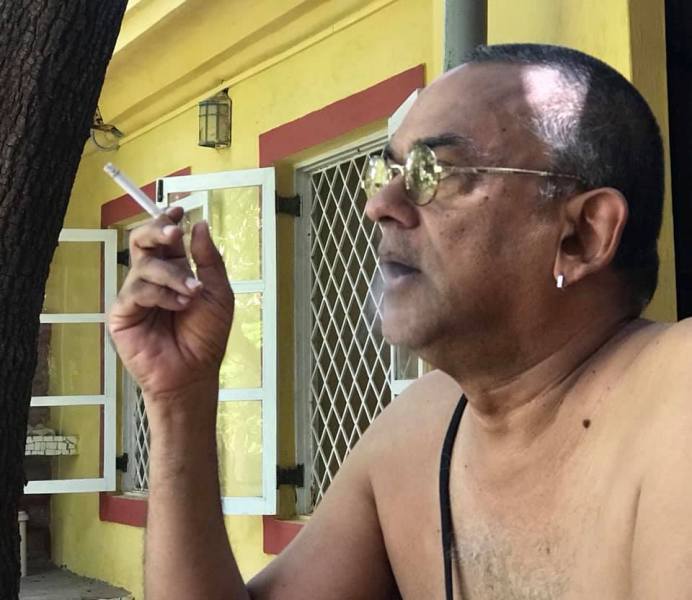 A picture of Remo Fernandes while smoking