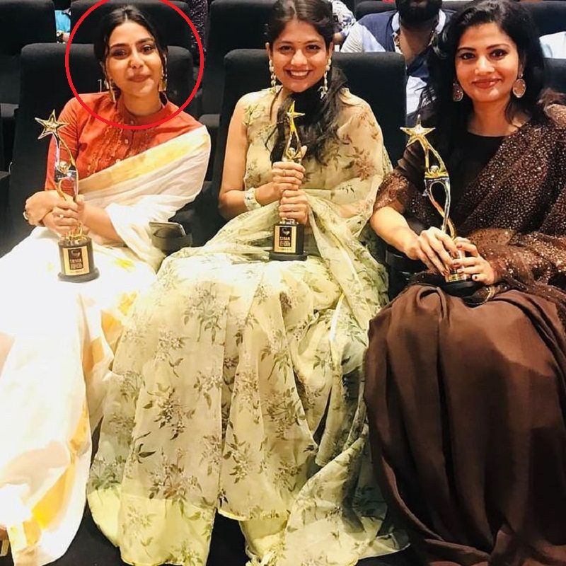 Aishwarya Lekshmi posing with best actress (Critics) award – Malayalam for the film Mayaanadhi at 7th SIIMA Awards
