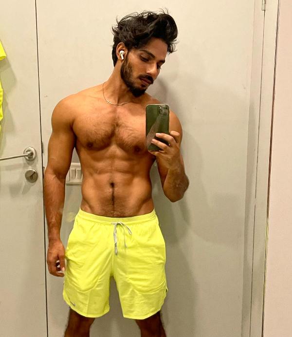 Amit Thakur showing off his abs in a mirror selfie