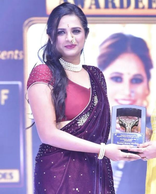 Amruta Dhongade receiving the 'Global Icons of India' award