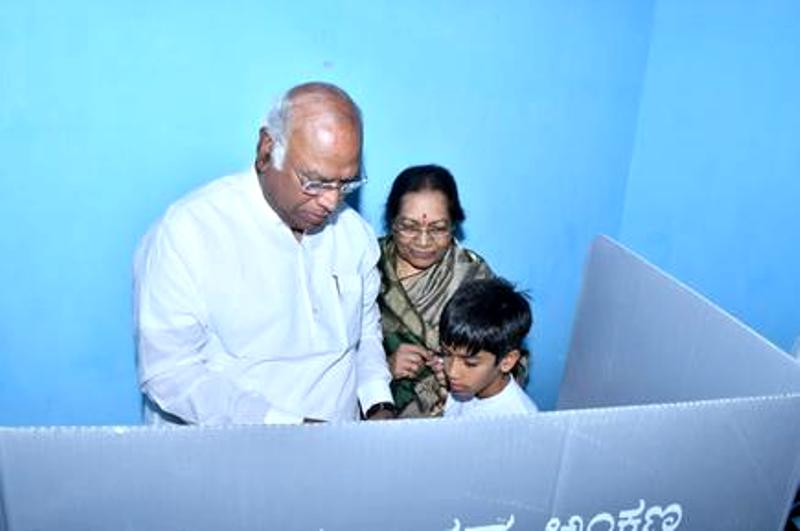 An image of Mallikarjun Kharge, his wife, Radhabai Kharge, and his grandson at Basava Nagar Booth Number 119 casting their votes during the 2019 general election in Karnataka