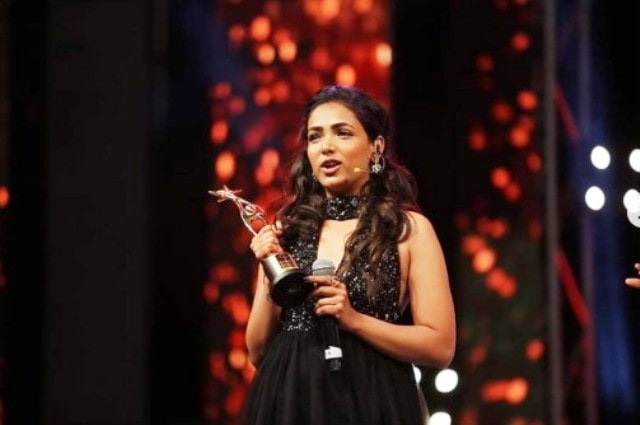 Anupama Gowda holding the SIIMA award