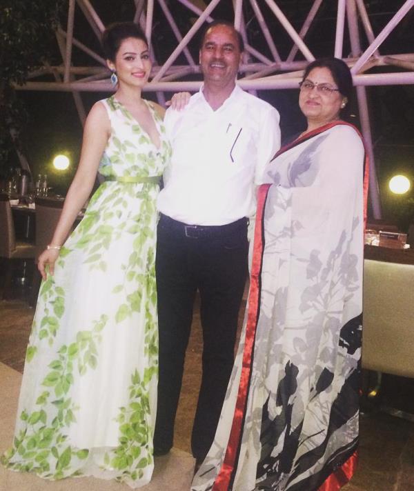 Chandni Sharma with her parents