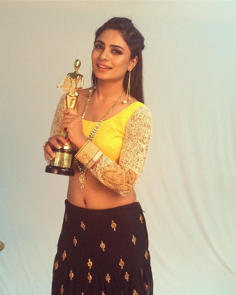 Deepika Das posing with Zee Kutumba Award