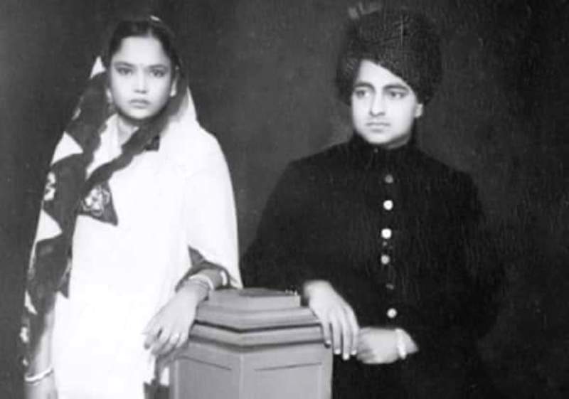 Digvijaya Singh's parents, Raja Balbhadra Singh II and Rani Aparna Kumari
