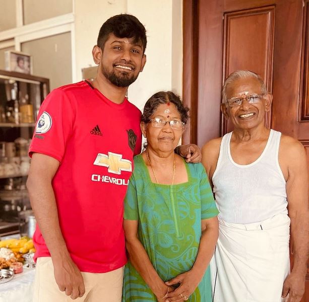 Dinesh Kanagaratnam with his parents