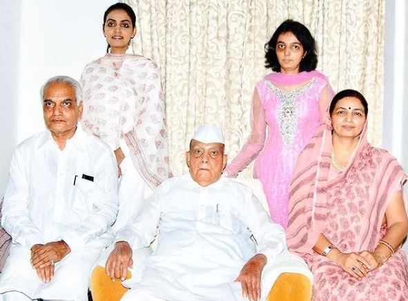 Divya Maderna (standing on the left side) with her parents, sister, and grandfather, Parasram Maderna (sitting in middle)