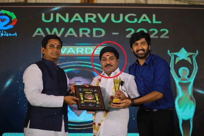 GP Muthu posing with Unarvugal Award