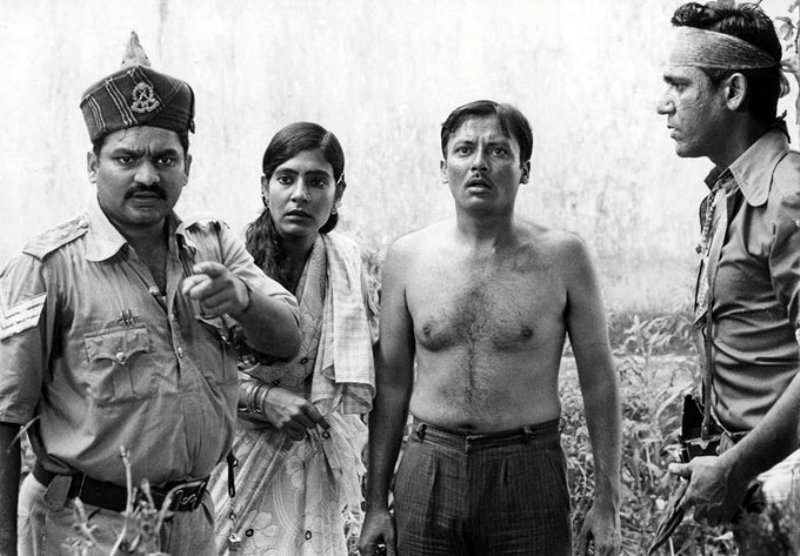 Harish Patel (extreme left) alongside actors Anita Kanwar, Pankaj Kapoor, and Om Puri in a still from the film Mandi (1983)