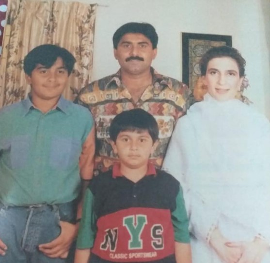 Javed Miandad with his wife and children