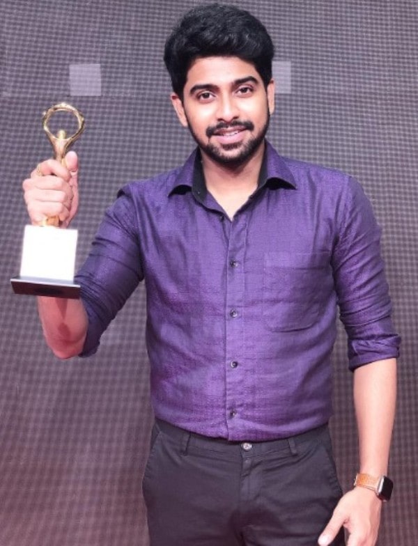 Kathirravan holding the Utsav 19 award