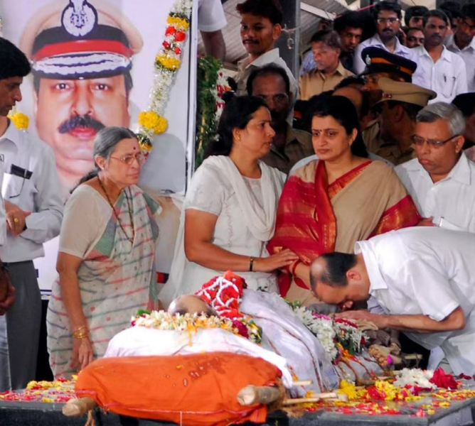 Kavita Karkare at his husband's funeral in Mumbai
