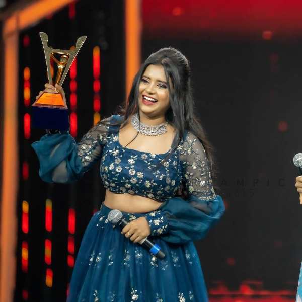 Kavyashree Gowda posing with the Anubandha Award 2021