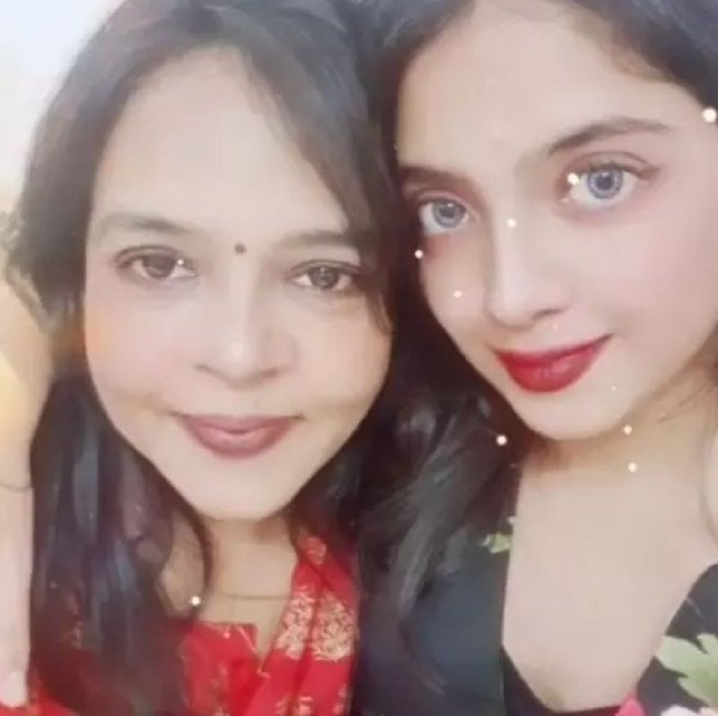 Khushi Dubey with her mother