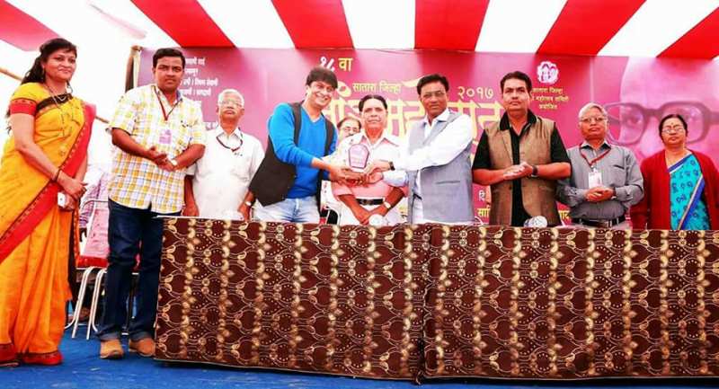 Kiran Mane at the closing ceremony of the Satara Book Festival