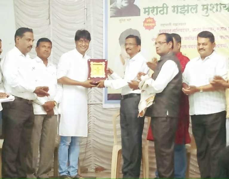 Kiran Mane posing with his Gadima Mandeshi Award by Aadhar Foundation