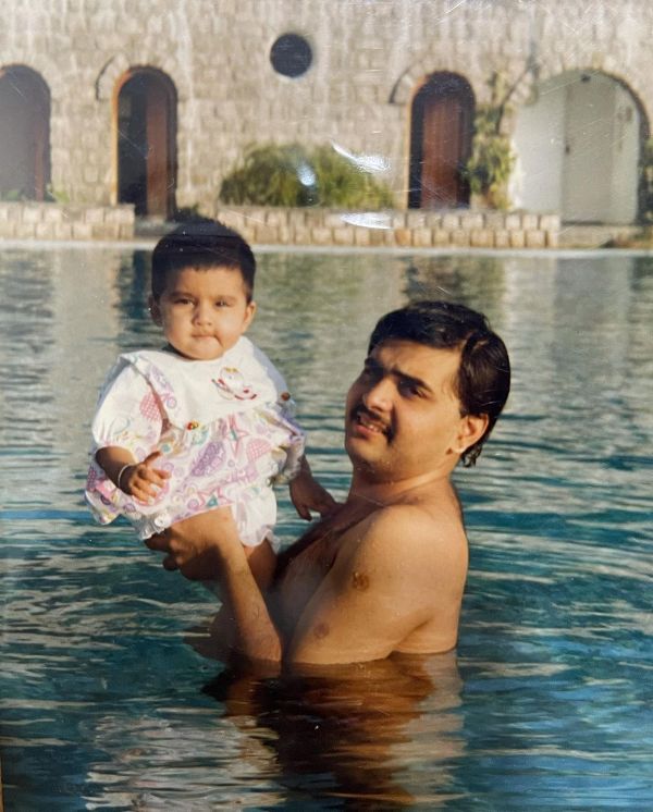 Kritika Goel childhood picture with her father