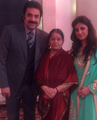 Kuldeep Bishnoi with his mother and wife
