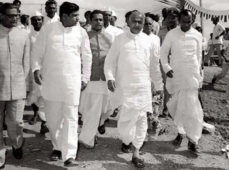 Mallikarjun Kharge with Karnataka CM Devraj Urs