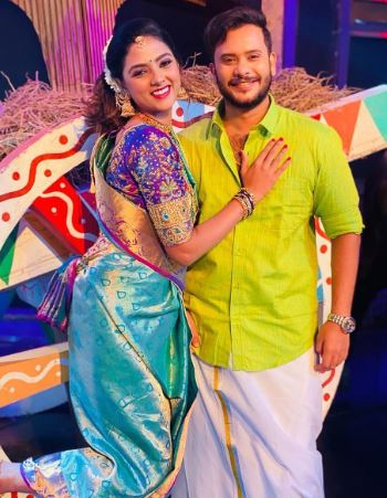 Manikandan Rajesh with his wife on the sets of the reality TV show Mr and Mrs Chinnathirai Season 3