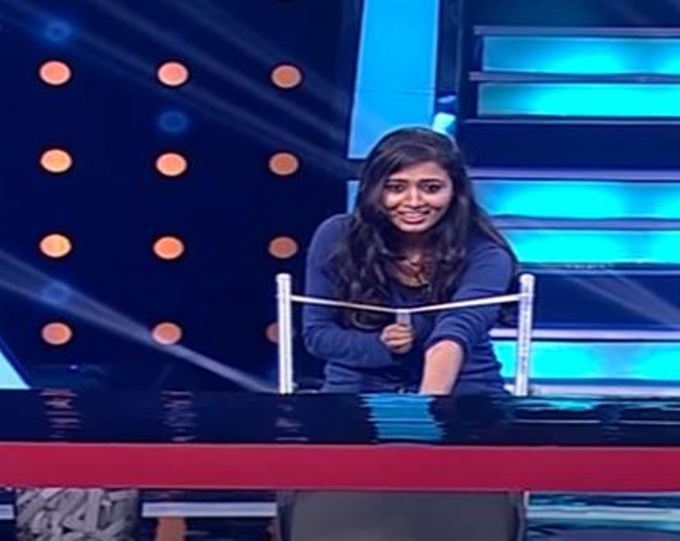 Neha Gowda while playing a game in 'Super Minute'