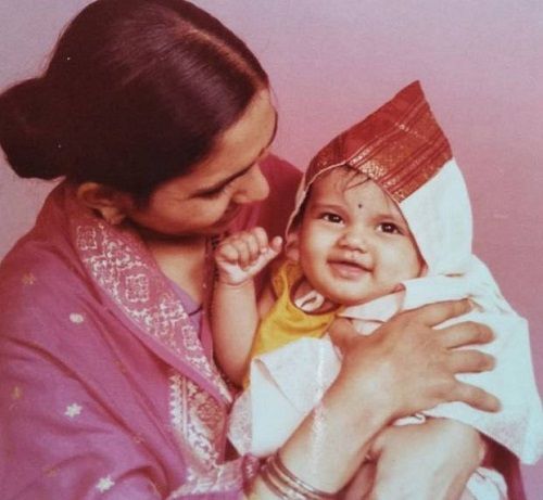 Neha Joshi's childhood picture with her mother