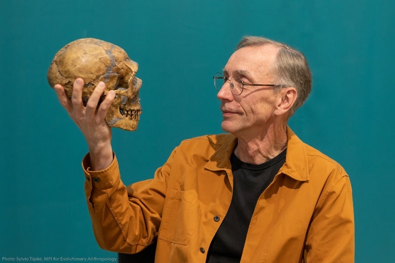 Svante Pääbo with a human skull