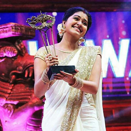 Rachitha Mahalakshmi with her award