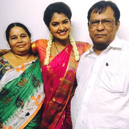 Rachitha Mahalakshmi with her parents