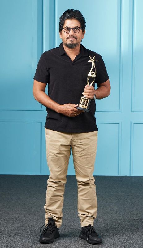 Ravi Varman while holding SIIMA's Best Cinematographer (Tamil) Award (2023)