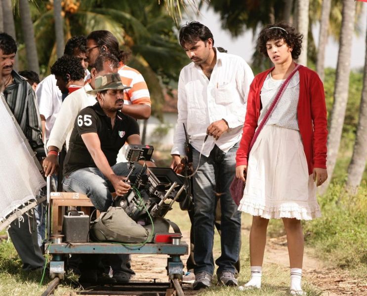 Ravi Varman(in centre, in camouflage hat and black t-shirt) during the shoot of Barfi