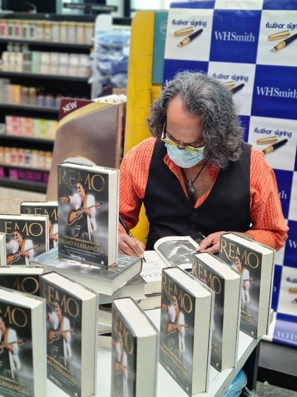 Remo Fernandes at his book signing event