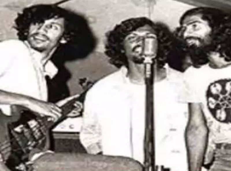 Remo Fernandes (middle) during a concert in Goa