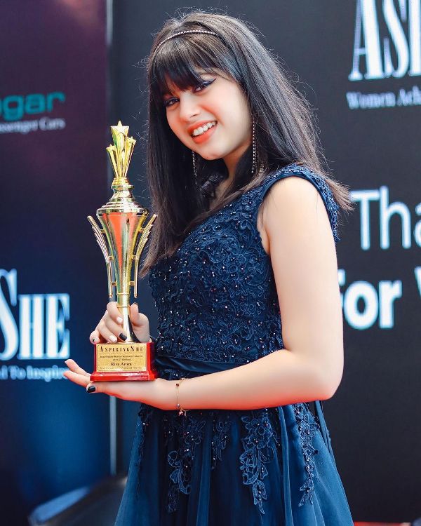 Riva Arora with her award of the most popular actress of the year - 2021
