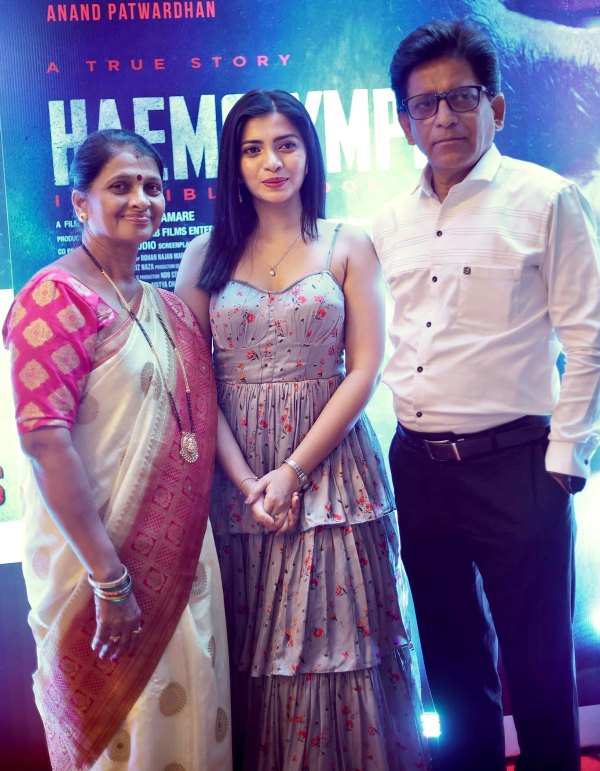 Ruchira Jadhav with her parents
