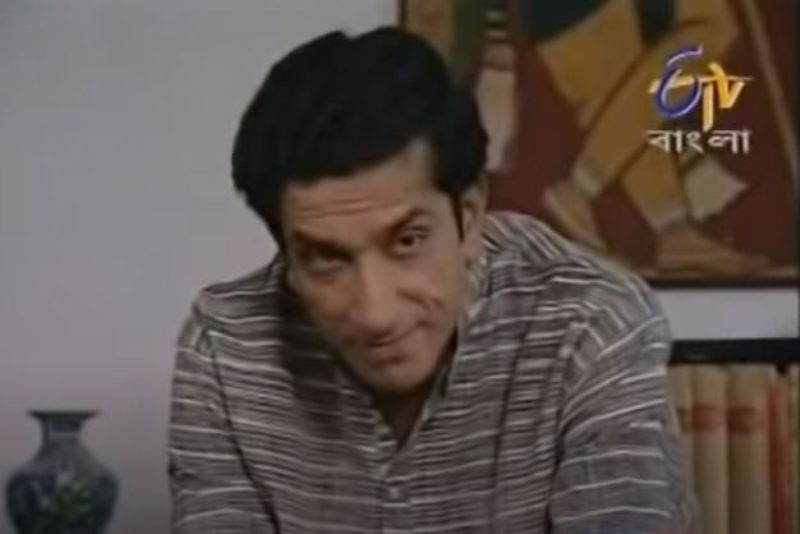 Sabyasachi Chakrabarty in a still from the film 'Dr. Munshir Diary' (2000) of the Bengali series Feluda 30